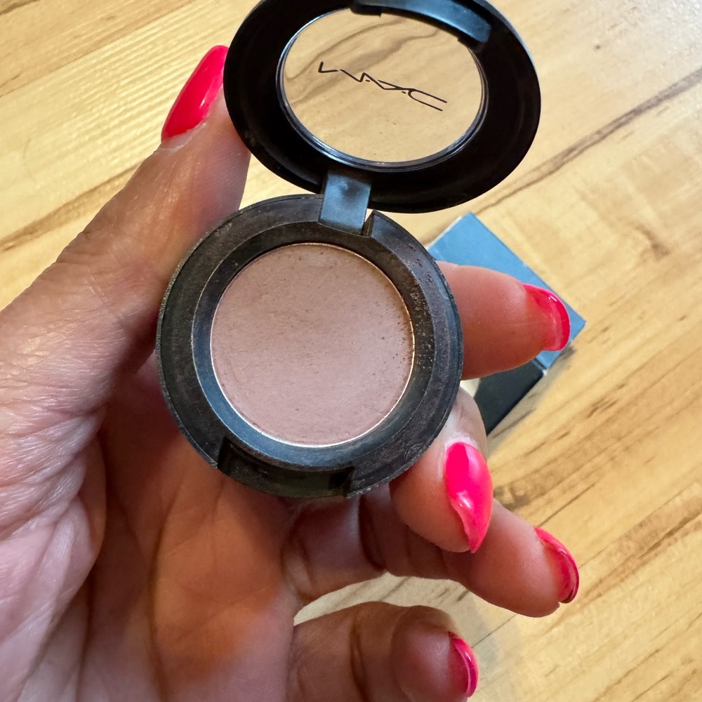 MAC Cosmetics warm toned mauve Eyeshadow Matte Finish in Haux - Picture 3 of 5